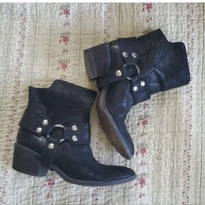 Donald pliner harness boot